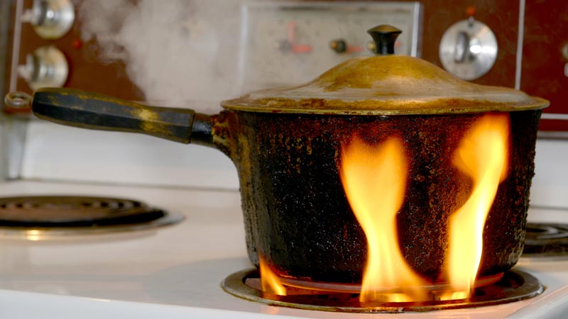 panela a arder no fogão